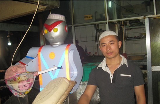 奥特曼刀削面机器人是面馆的制胜法宝